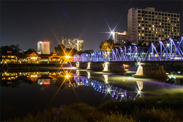 城市公園景觀亮化燈光與環(huán)境相結合